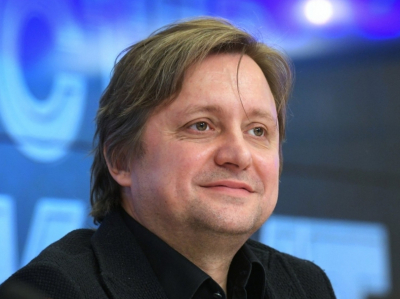 В прошлом году стал молодым отцом и дедом, счастлив во втором браке и не пользуется статусом знаменитой фамилии. Где сейчас Артем Михалков?